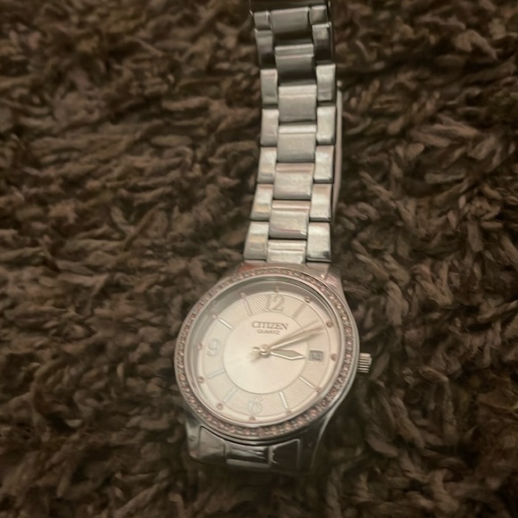 I am selling a citizen silver quartz watch for women - Picture 7 of 7